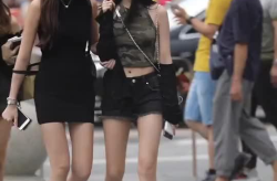 街拍小姐姐时尚打扮图,小姐姐们的潮流穿搭解析